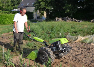 Passage-de-motoculteur-dans-potager-400x284 - Breizh Jardins